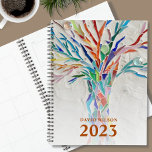 Nom personnalisé 2023<br><div class="desc">Ce planificateur unique est décoré d'un arbre en mosaïque aux couleurs vives. Customisez-le avec votre nom et votre année. Pour modifier davantage, utilisez l'outil de conception pour modifier la police, la taille de police ou la couleur. Parce que nous créons notre oeuvre, vous ne trouverez pas cette image exacte d'autres...</div>