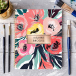 Nom personnalisé Abstrait en gras<br><div class="desc">Ce design saisissant présente des fleurs abstraites audacieuses dans des teintes vibrantes de corail, rose, jaune et turquoise, accentuées de coups de pinceau dynamiques. La plaque dorée rose et élégante apporte une touche sophistiquée et personnalisée. Parfait pour les professionnels, les étudiants ou toute personne qui aime les designs artistiques et...</div>