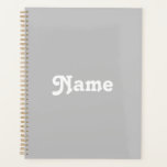 Nom personnalisé blanc gris mignon numéro d'année<br><div class="desc">Nom personnalisé gris et blanc mignon numéro d'année monogramme texte personnalisé Planificateur. Jolie typographie blanche sur gris clair arrière - plan couleur unie.</div>