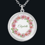 Nom personnalisé Collier rose et vert floral<br><div class="desc">Collier De Nom Personnalisé. Ajoutez votre propre nom. Vous pouvez changer la police et la couleur de police pour la faire vous-même. Un grand cadeau pour les demoiselles d'honneur,  la fête de mariage,  la soeur de la mère,  les amis.</div>