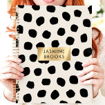 Nom personnalisé du point Polka noir et blanc<br><div class="desc">Restez organisé en style avec ce planificateur à pois captivant! Doté d'un design noir et blanc audacieux, ce planificateur est parfait pour ajouter une touche de personnalité à votre quotidien. La plaque d'identification en métal brossé ajoute une touche de sophistication et permet une personnalisation. Avec un espace suffisant pour les...</div>