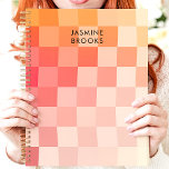 Nom personnalisé du tableau de bord rose dégradé<br><div class="desc">Ce design dynamique est doté d'un motif damier à dégradé doux dans des tons chauds rose et pêche. L'agencement audacieux est complété par un nom personnalisé dans une typographie propre et moderne, créant une touche personnelle et élégante. Parfait pour les étudiants, les professionnels, ou toute personne qui aime les designs...</div>