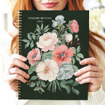 Nom personnalisé élégant floral foncé<br><div class="desc">Ce design intemporel présente un agencement luxuriant de fleurs d'aquarelle dans des teintes roses douces, corail et crème, dressées contre un arrière - plan vert profond. Le nom personnalisé et l'année apportent une touche raffinée, ce qui le rend parfait pour les professionnels, les étudiants, ou toute personne qui aime l'art...</div>