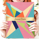 Nom personnalisé géométrique coloré Abstrait<br><div class="desc">Ce design audacieux présente un motif abstrait géométrique et éclatant aux tons vifs rose, bleu, vert et orange. Le groupe central d'or met en valeur avec élégance un nom personnalisé, créant une touche personnelle et élégante. Idéal pour rester organisé à l'école, au travail ou dans la vie quotidienne, ce design...</div>