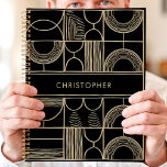 Nom personnalisé géométrique noir et or<br><div class="desc">Ce design épuré est doté d'un arrière - plan noir frappant et d'un motif géométrique audacieux aux accents dorés chatoyants. L'aménagement moderne met en valeur un nom personnalisé au centre, le rendant à la fois élégant et personnalisé. Idéal pour les professionnels, les étudiants ou toute personne qui apprécie le design...</div>