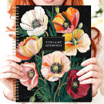 Nom personnalisé Gras Painted Poppy Floral<br><div class="desc">Ce superbe design présente un agencement éclatant de fleurs de pavot peintes dans les tons rouge, orange, rose et crème, dressées contre un audacieux arrière - plan noir. Les coups de pinceau texturés lui donnent un look peint à la main, tandis que la plaque signalétique épurée ajoute une touche personnalisée....</div>