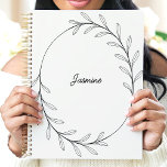 Nom personnalisé minimaliste de la feuille noire<br><div class="desc">Cet élégant design présente une couronne minimaliste de feuilles délicats, dessinée en ligne noire, encerclant un nom personnalisable dans un script élégant. L'esthétique propre et moderne est parfaite pour les professionnels, les étudiants ou toute personne qui apprécie les designs simples et sophistiqués. Idéal pour organiser les tâches, la journalisation ou...</div>