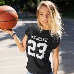 Nom personnalisé Numéro Femen Sport Jersey T-shirt<br><div class="desc">Créez votre propre maillot de football féminin personnalisé avec un nom et un numéro personnalisés. Un maillot de sport personnalisable cool, c'est une excellente idée cadeau pour les femmes. Ce sport féminin branché est adapté à tous les sports, y compris le football, le football, le volley-ball, le baseball, le softball,...</div>