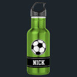 Nom personnalisé soccer sport bouteille d'eau<br><div class="desc">Bouteille d'eau de sport de football monogramme personnalisée. Acier vert Stainles couleur métallique. Idée cadeau sportif pour entraîneur, joueurs, coéquipiers et fans de sports. Design de typographie moderne avec nom personnalisé, citation drôle, slogan ou monogramme. Créez votre propre bouteille de boisson monogrammée unique. Convient aux hommes, femmes et enfants /...</div>