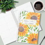 Nom personnalisé Sunflower<br><div class="desc">Ce planificateur unique est décoré de tournesols couleur jaune et de feuilles verts sont sur un arrière - plan blanc. Facilement personnalisable avec votre nom et votre année. Parce que nous créons notre oeuvre, vous ne trouverez pas cette image exacte d'autres designers. Aquarelle originale © Michele Davies.</div>