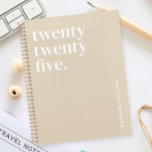 Nom simple et mignon Beige<br><div class="desc">Vous cherchez des idées de cadeaux de Noël réfléchies pour les femmes? Ce mignon simple nom Planner beige est parfait pour rester organisé dans le style. C'est aussi une excellente option pour les idées cadeaux de Noël de collègue pour les femmes ou cadeaux de Noël personnalisés à faire. Idéal pour...</div>