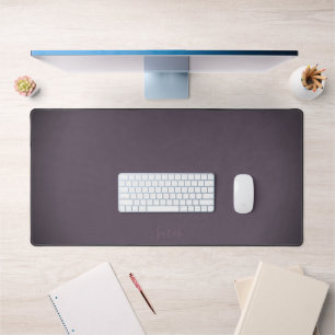 Nom subtil sur tapis de bureau violet prune poussi