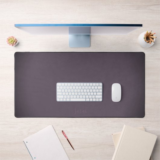 Nom subtil sur tapis de bureau violet prune poussi (Bureau 1)
