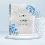 Nomination fleurie bleu argenté 2024<br><div class="desc">Un arrière - plan métallique à l'aspect faux argenté,  avec des fleurs bleues oubliées,  pas des fleurs. Faux poussière de parties scintillant. Personnalisez et ajoutez une année,  un nom et un titre.</div>