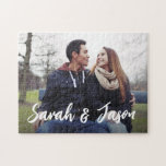 Noms de couple personnalisés et puzzle photo perso<br><div class="desc">Surprenez votre partenaire avec un cadeau vraiment mémorable et personnalisé - le Custom Couple Names et Custom Photo Jigsaw Puzzle. Ce cadeau unique et réfléchi vous permet de customiser à la fois les noms et une photo chère, créant un puzzle unique qui célèbre votre amour et vos moments spéciaux ensemble....</div>