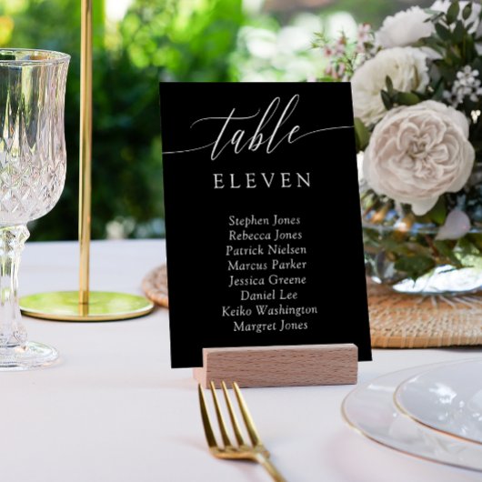 Noms des invités sur un numéro de table en calligr