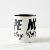 Non pas aujourd'hui Mug (Centre)