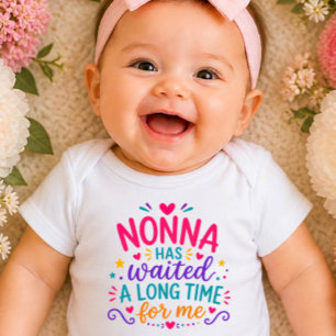 Nonna heeft babybodysuit met kleuren gewacht romper