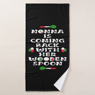 Nonna komt terug met haar houten lepel badhanddoek