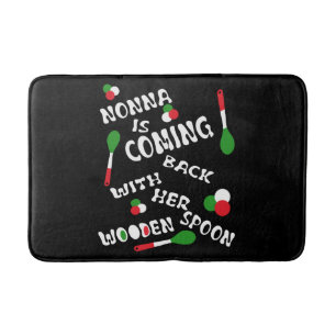 Nonna komt terug met haar houten lepel badmat