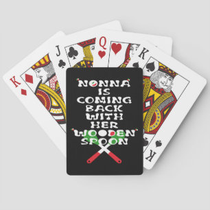 Nonna komt terug met haar houten lepel pokerkaarten