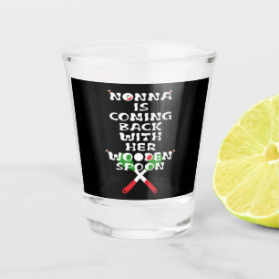 Nonna komt terug met haar houten lepel shot glas