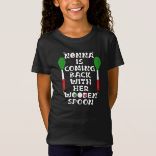 Nonna komt terug met haar houten lepel t-shirt