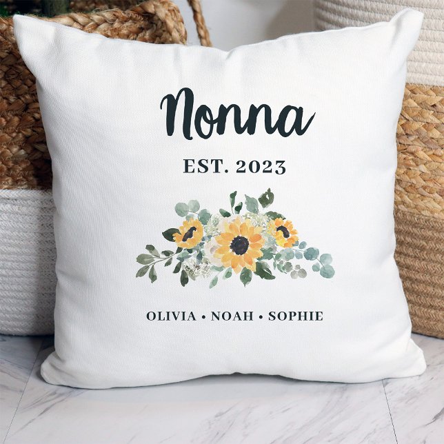 Nonna |  rustieke zonnebloem en namen kussen (A pretty keepsake pillow for your Nonna, with lovely rustic sunflowers)