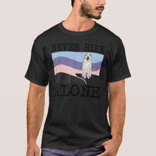 Nooit alleen wandelen Grote Pyreneeën hond wandele T-shirt