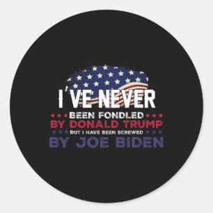 Nooit door Donald Trump in de war gebracht, maar g Ronde Sticker