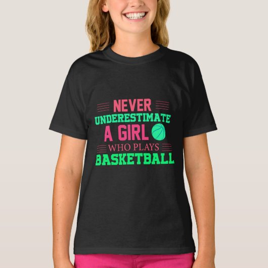 Nooit een meisje onderschatten dat Basketball spee T-shirt (Voorkant)