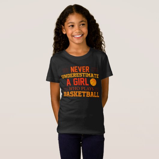 Nooit een meisje onderschatten dat Basketball spee T-shirt (Voorkant volledig)