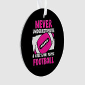 Nooit een meisje onderschatten dat Football speelt Ornament (voorkant)