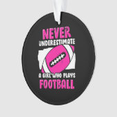 Nooit een meisje onderschatten dat Football speelt Ornament (voorkant)
