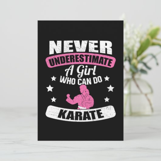 Nooit een meisje onderschatten dat Karate Gift kan Kaart (Staand voorkant)