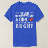 Nooit een meisje onderschatten dat Rugby speelt T-shirt (Design voorkant)