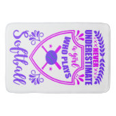 Nooit een meisje onderschatten dat Softball speelt Badmat (Voorkant)