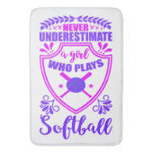 Nooit een meisje onderschatten dat Softball speelt Badmat (Voorkant Verticaal)