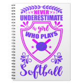 Nooit een meisje onderschatten dat Softball speelt Notitieboek (Voorkant)