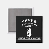 nooit een meisje onderschatten dat van boeken houd magneet (Voorkant / Achterkant)