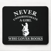 nooit een meisje onderschatten dat van boeken houd muismat (Voorkant)