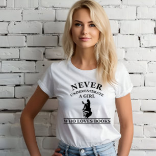 nooit een meisje onderschatten dat van boeken houd t-shirt