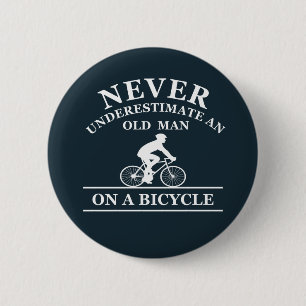 nooit een oud man op een fiets onderschatten ronde button 5,7 cm