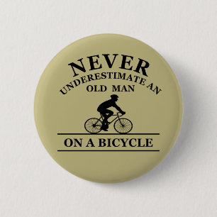 nooit een oud man op een fiets onderschatten ronde button 5,7 cm