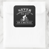 nooit een oud man op een fiets onderschatten vierkante sticker (Tas)