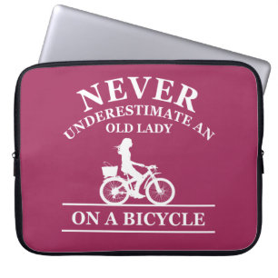 nooit een oude vrouw onderschatten op een fiets laptop sleeve