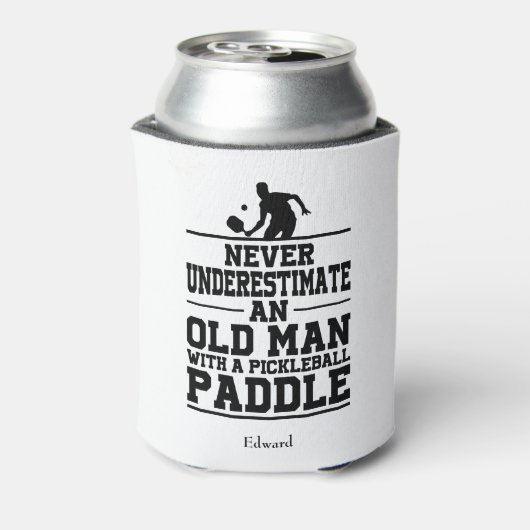 Nooit het oude Man onderschatten Blikjeskoeler (Blikje Achterkant)
