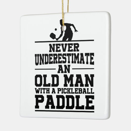 Nooit het oude Man Pickleball Kerstmis onderschatt Keramisch Ornament (Links)