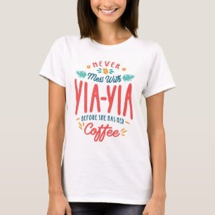 Nooit meer met Yia-Yia voordat ze haar koffie heef T-shirt