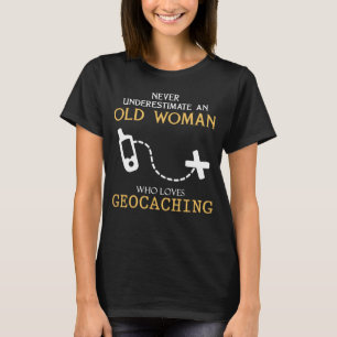 Nooit onderschatten oude vrouw die graag geocculti t-shirt